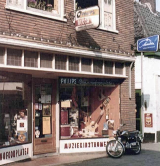 Afbeelding archief stichtingerfgoedede.nl - foto-2-muziekwinkel-ede-1939-1977-bew.jpg
